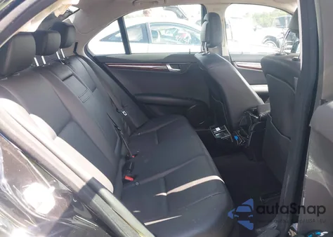 2011 Mercedes-Benz C 300 Luxury/Sport z USA, uszkodzony, nr VIN WDDGF5EB3BA433786